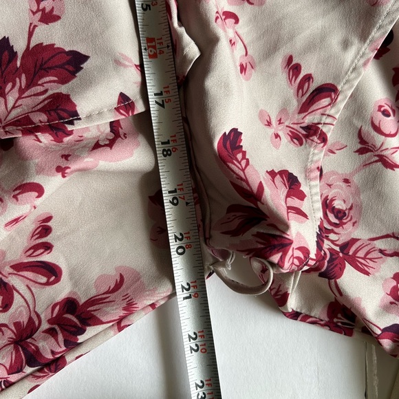 Shein Floral V neck top - Picture 7 of 9